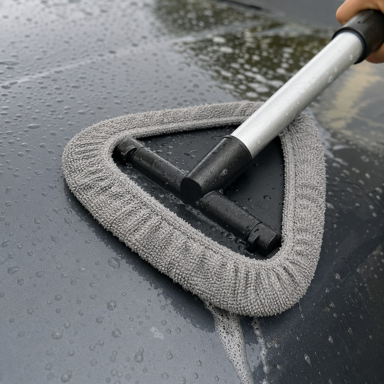 Reaching the car roof with the extendable ClearReach brush