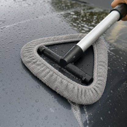Reaching the car roof with the extendable ClearReach brush