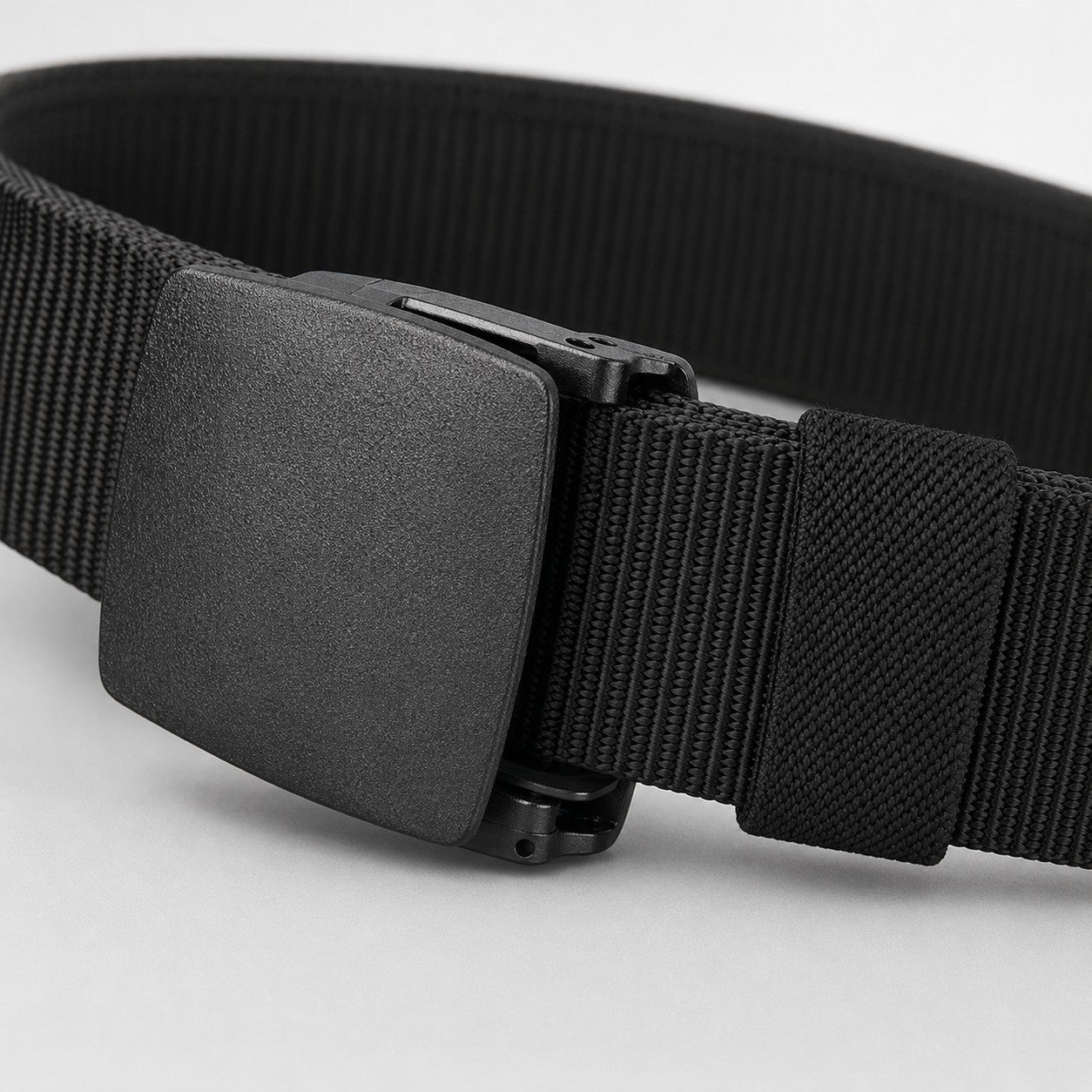 Close-up of the low-profile metal-free ratchet buckle