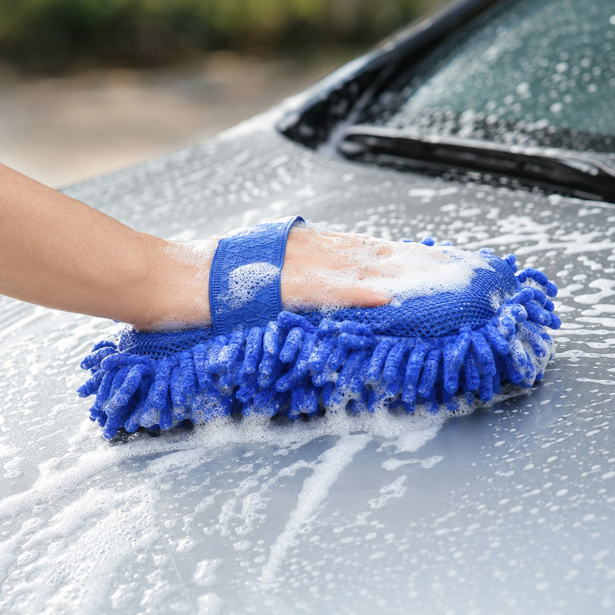 Washing a car bonnet with the WashCloud chenille sponge